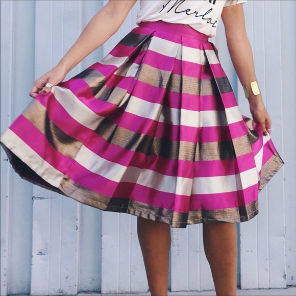 Gorgeous Pleated Skirt With Pockets - Picture 2 of 2